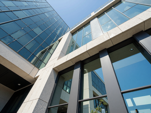 政府办公楼外立面，庄重典雅的建筑风格，玻璃幕墙维护现场，专业施工团队