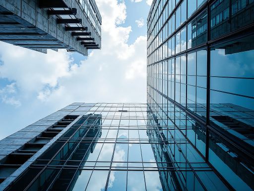 豪华酒店建筑群，多栋建筑玻璃幕墙，高空作业设备整齐排列，展现工程规模